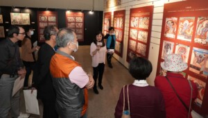 秘書長石靜文親自為現場貴賓導覽